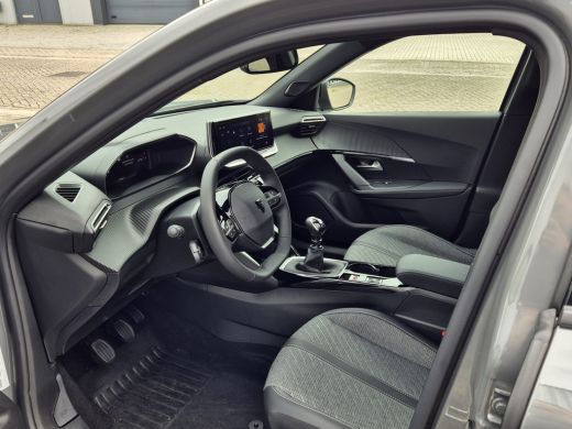 Peugeot 2008 1.2 130PK Allure | Voorstoelen verwarmd | Parkeersensoren voor & achter | 17 inch LMV | Zwarte he... ActivLease financial lease