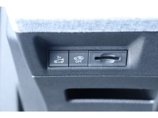 Peugeot e-3008 73KWH GT AVANTAGE 214PK / NAVI / LEDER / CLIMA / FULL-LED / 20" LMV / KEYLESS / WARMTEPOMP / 360°... ActivLease financial lease