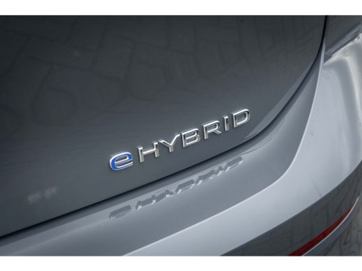 Volkswagen Golf Life Edition eHybrid | 'App-Connect' draadloze smartphone integratie | Achterbank in ongelijke de... ActivLease financial lease