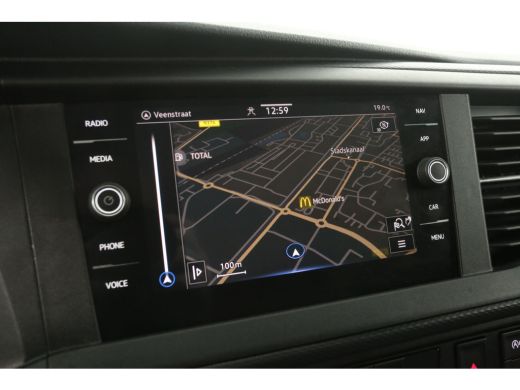 Volkswagen Transporter 2.0 TDI L2H1 Airco Cruise Carplay Navigatie PDC Trekhaak ActivLease financial lease