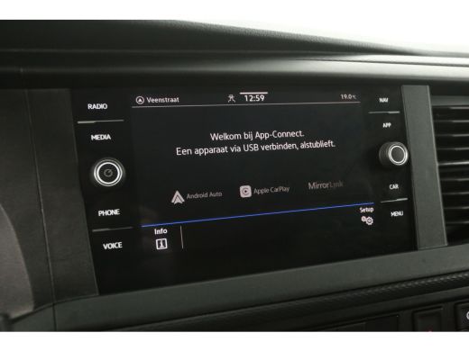 Volkswagen Transporter 2.0 TDI L2H1 Airco Cruise Carplay Navigatie PDC Trekhaak ActivLease financial lease