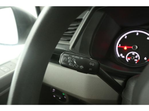 Volkswagen Transporter 2.0 TDI L2H1 Airco Cruise Carplay Navigatie PDC Trekhaak ActivLease financial lease