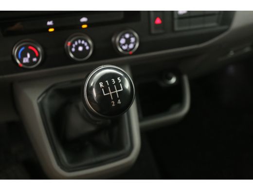 Volkswagen Transporter 2.0 TDI L2H1 Airco Cruise Carplay Navigatie PDC Trekhaak ActivLease financial lease