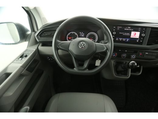 Volkswagen Transporter 2.0 TDI L2H1 Airco Cruise Carplay Navigatie PDC Trekhaak ActivLease financial lease