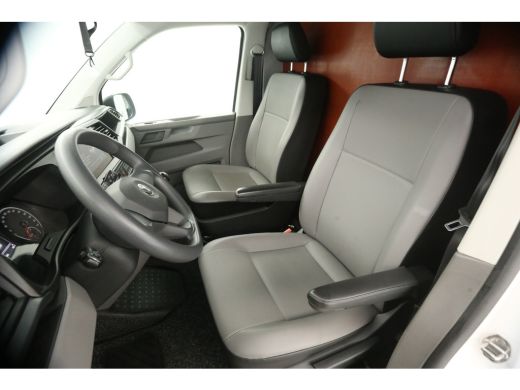 Volkswagen Transporter 2.0 TDI L2H1 Airco Cruise Carplay Navigatie PDC Trekhaak ActivLease financial lease