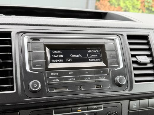 Volkswagen Transporter 2.0 TDI / L2H1 / DUBBELE CABINE / 1e EIG. / TREKHAAK / AIRCO / CRUISE / SIDEBARS ActivLease financial lease