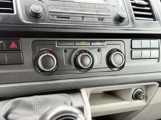 Volkswagen Transporter 2.0 TDI / L2H1 / DUBBELE CABINE / 1e EIG. / TREKHAAK / AIRCO / CRUISE / SIDEBARS ActivLease financial lease