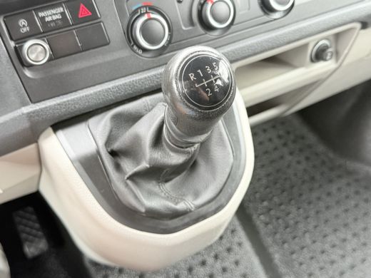 Volkswagen Transporter 2.0 TDI / L2H1 / DUBBELE CABINE / 1e EIG. / TREKHAAK / AIRCO / CRUISE / SIDEBARS ActivLease financial lease