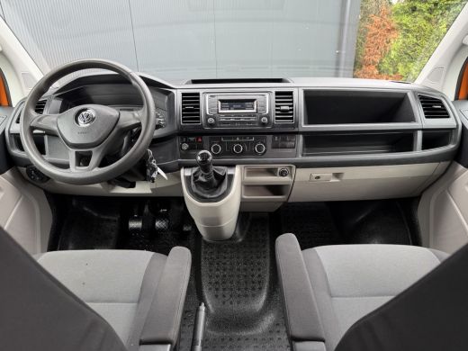 Volkswagen Transporter 2.0 TDI / L2H1 / DUBBELE CABINE / 1e EIG. / TREKHAAK / AIRCO / CRUISE / SIDEBARS ActivLease financial lease