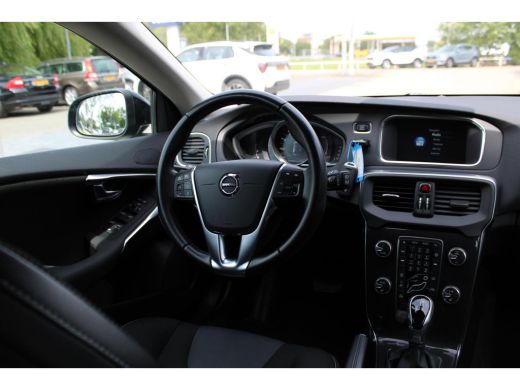 Volvo  V40 T3 Momentum | Standkachel | Stoelverwarming | Cruise Control | High Performance Audio | Parkassist | ActivLease financial lease
