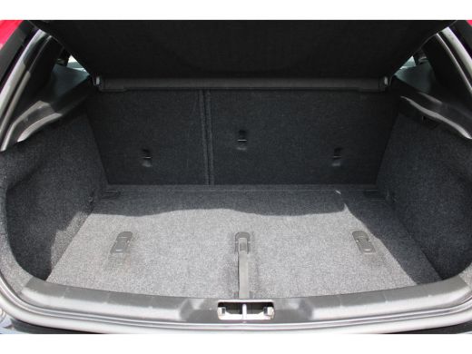 Volvo  V40 T3 Momentum | Standkachel | Stoelverwarming | Cruise Control | High Performance Audio | Parkassist | ActivLease financial lease