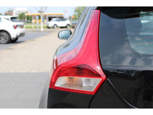 Volvo  V40 T3 Momentum | Standkachel | Stoelverwarming | Cruise Control | High Performance Audio | Parkassist | ActivLease financial lease
