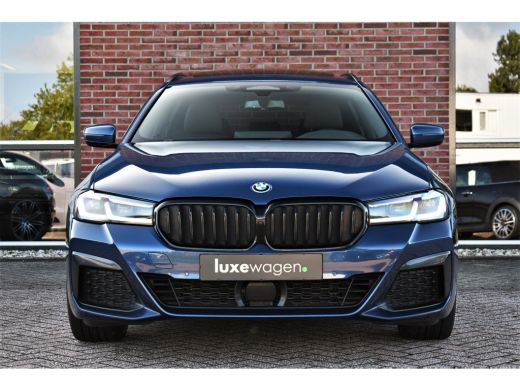 BMW 5 Serie Touring 530e xDrive M-Sport Pano ACC Comf-seat Trekh 360 H/K 20inch ActivLease financial lease