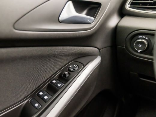 Opel Grandland X 1.2 Turbo Sport Automaat (APPLE CARPLAY, GROOT NAVI, LANE ASSIST, SPORTSTOELEN, CRUISE, PARKEERSE... ActivLease financial lease