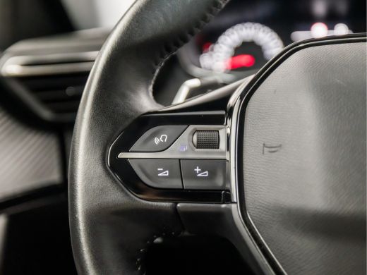 Peugeot 2008 1.2 PureTech Allure Sport Automaat (APPLE CARPLAY, GROOT NAVI, LANE ASSIST, SPORTSTOELEN, PARKEER... ActivLease financial lease