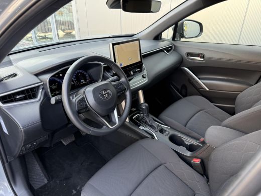 Toyota Corolla Cross Hybrid 140 Style **NAVIGATIE/ DODEHOEK DETECTIE/ PARKEERSENSOREN/ 36 MAANDEN GARANTIE** ActivLease financial lease