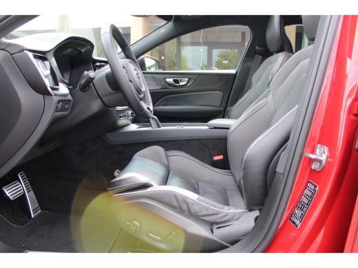Volvo  S60 B3 R-Design | Styling-Pakket | Panoramisch schuif-/kanteldak | Stoel & stuurwielverwarming | ActivLease financial lease