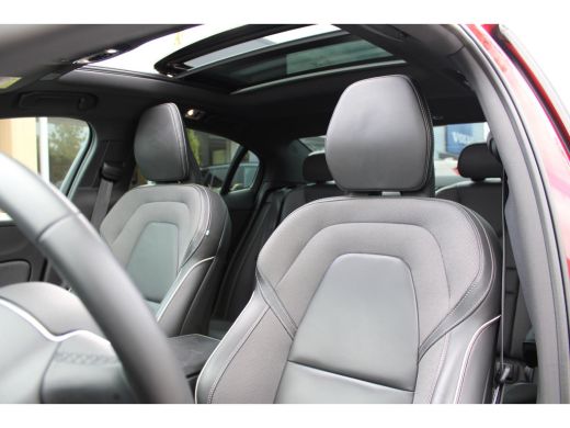 Volvo  S60 B3 R-Design | Styling-Pakket | Panoramisch schuif-/kanteldak | Stoel & stuurwielverwarming | ActivLease financial lease