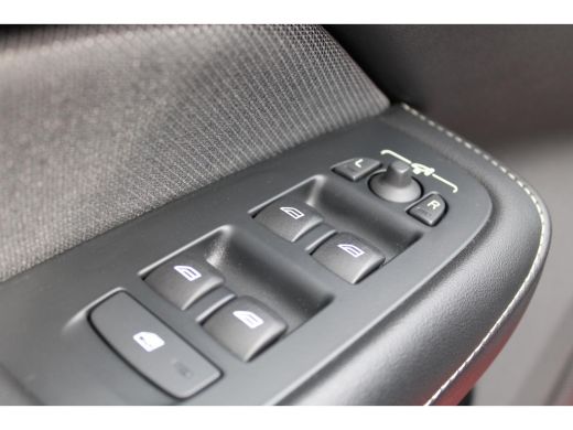 Volvo  S60 B3 R-Design | Styling-Pakket | Panoramisch schuif-/kanteldak | Stoel & stuurwielverwarming | ActivLease financial lease