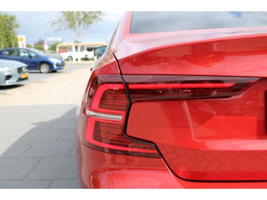 Volvo  S60 B3 R-Design | Styling-Pakket | Panoramisch schuif-/kanteldak | Stoel & stuurwielverwarming | ActivLease financial lease