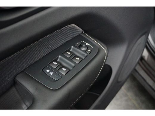 Volvo  XC60 2.0 T6 Plug-in hybrid AWD Plus Dark | Achterbank verwarmd | Elektrisch glazen panorama-dak | Elek... ActivLease financial lease