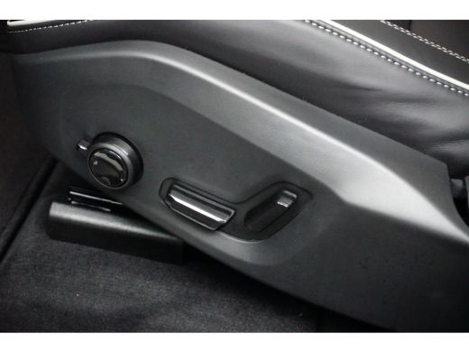 Volvo  XC60 2.0 T6 Plug-in hybrid AWD Plus Dark | Achterbank verwarmd | Elektrisch glazen panorama-dak | Elek... ActivLease financial lease