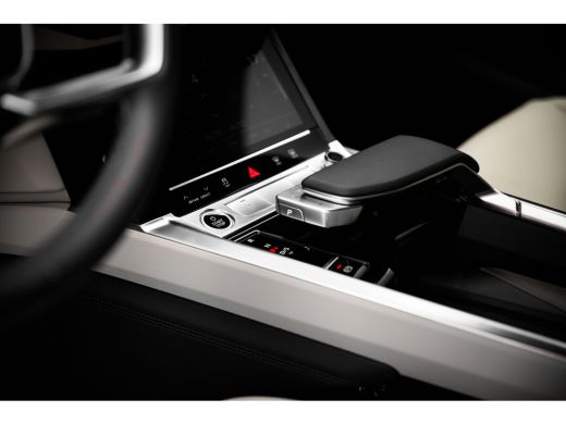 Audi Q8 e-tron Advanced edition | Achterklep, automatisch bedienbaar | Achteruitrijcamera | Adaptive Drive Assist ActivLease financial lease