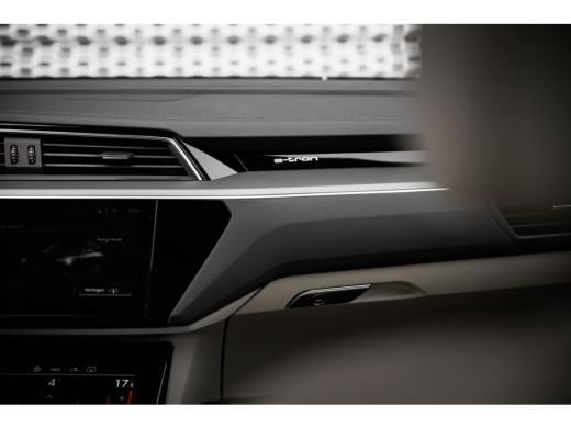 Audi Q8 e-tron Advanced edition | Achterklep, automatisch bedienbaar | Achteruitrijcamera | Adaptive Drive Assist ActivLease financial lease