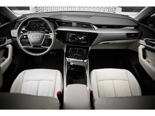 Audi Q8 e-tron Advanced edition | Achterklep, automatisch bedienbaar | Achteruitrijcamera | Adaptive Drive Assist ActivLease financial lease