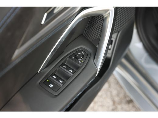 BMW iX2 eDrive20 M Sport / Trekhaak / Sportstoelen / Achteruitrijcamera / M Adaptief onderstel / Comfort ... ActivLease financial lease