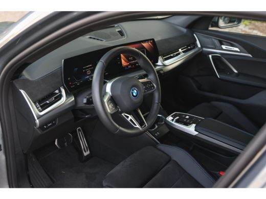 BMW iX2 eDrive20 M Sport / Trekhaak / Sportstoelen / Achteruitrijcamera / M Adaptief onderstel / Comfort ... ActivLease financial lease