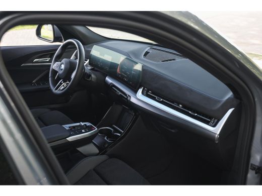 BMW iX2 eDrive20 M Sport / Trekhaak / Sportstoelen / Achteruitrijcamera / M Adaptief onderstel / Comfort ... ActivLease financial lease