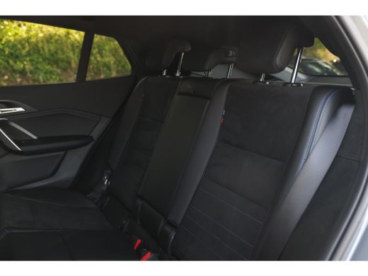 BMW iX2 eDrive20 M Sport / Trekhaak / Sportstoelen / Achteruitrijcamera / M Adaptief onderstel / Comfort ... ActivLease financial lease