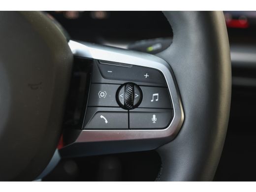 BMW iX2 eDrive20 M Sport / Trekhaak / Sportstoelen / Achteruitrijcamera / M Adaptief onderstel / Comfort ... ActivLease financial lease