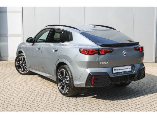 BMW iX2 eDrive20 M Sport / Trekhaak / Sportstoelen / Achteruitrijcamera / M Adaptief onderstel / Comfort ... ActivLease financial lease