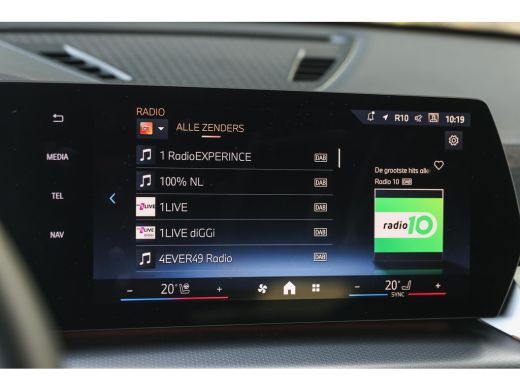 BMW iX2 eDrive20 M Sport / Trekhaak / Sportstoelen / Achteruitrijcamera / M Adaptief onderstel / Comfort ... ActivLease financial lease