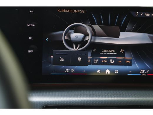 BMW iX2 eDrive20 M Sport / Trekhaak / Sportstoelen / Achteruitrijcamera / M Adaptief onderstel / Comfort ... ActivLease financial lease