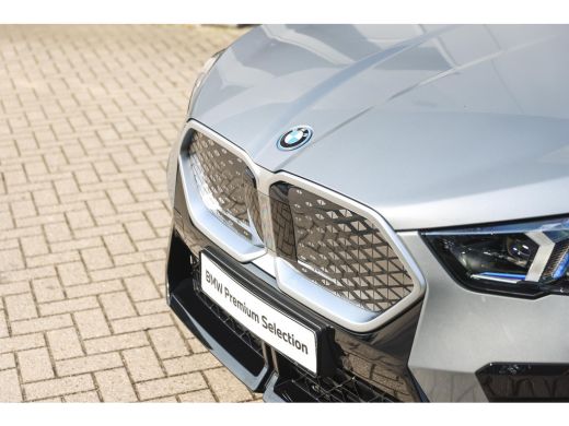 BMW iX2 eDrive20 M Sport / Trekhaak / Sportstoelen / Achteruitrijcamera / M Adaptief onderstel / Comfort ... ActivLease financial lease