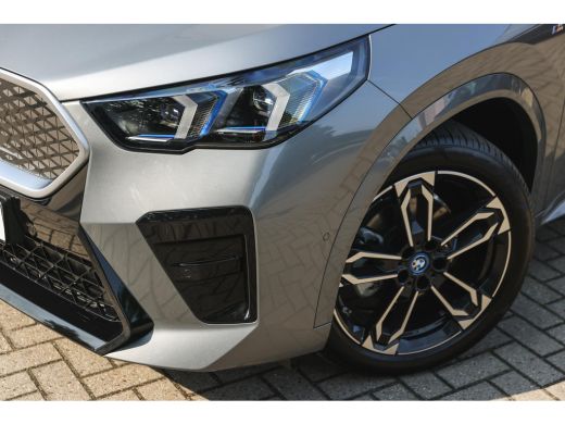 BMW iX2 eDrive20 M Sport / Trekhaak / Sportstoelen / Achteruitrijcamera / M Adaptief onderstel / Comfort ... ActivLease financial lease