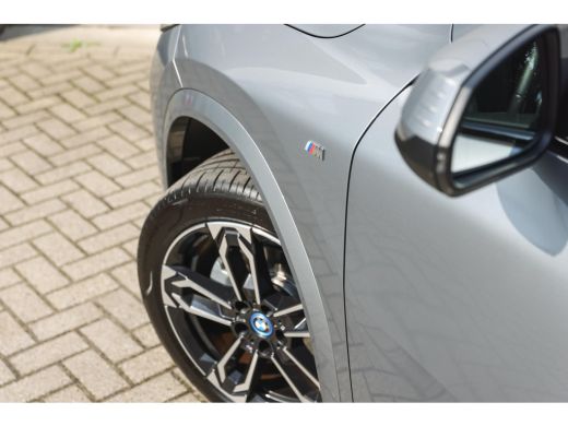 BMW iX2 eDrive20 M Sport / Trekhaak / Sportstoelen / Achteruitrijcamera / M Adaptief onderstel / Comfort ... ActivLease financial lease