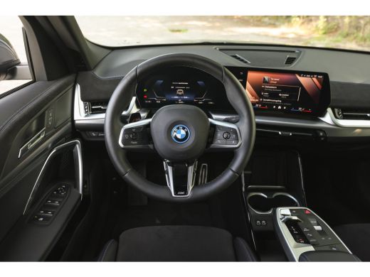 BMW iX2 eDrive20 M Sport / Trekhaak / Sportstoelen / Achteruitrijcamera / M Adaptief onderstel / Comfort ... ActivLease financial lease
