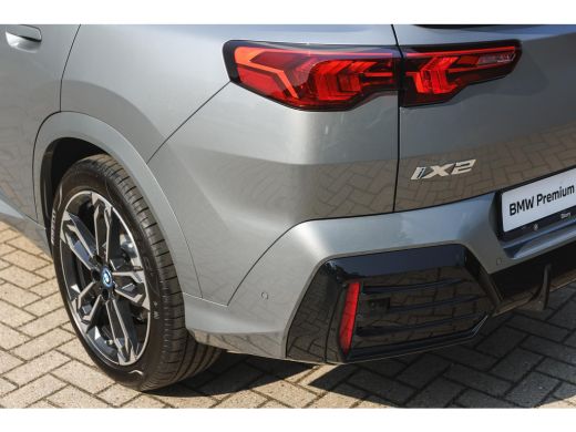 BMW iX2 eDrive20 M Sport / Trekhaak / Sportstoelen / Achteruitrijcamera / M Adaptief onderstel / Comfort ... ActivLease financial lease
