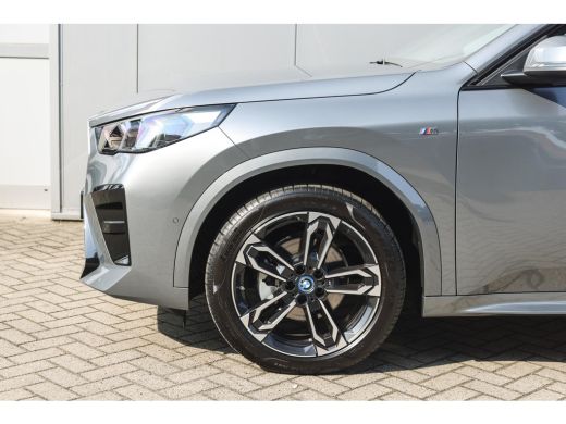 BMW iX2 eDrive20 M Sport / Trekhaak / Sportstoelen / Achteruitrijcamera / M Adaptief onderstel / Comfort ... ActivLease financial lease