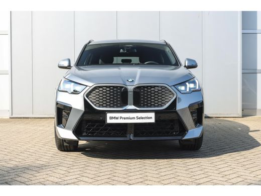 BMW iX2 eDrive20 M Sport / Trekhaak / Sportstoelen / Achteruitrijcamera / M Adaptief onderstel / Comfort ... ActivLease financial lease
