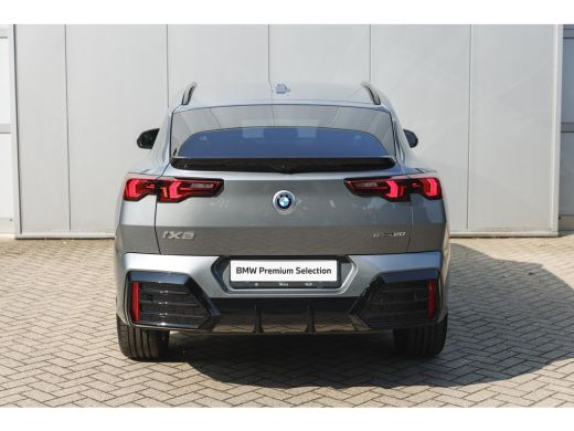 BMW iX2 eDrive20 M Sport / Trekhaak / Sportstoelen / Achteruitrijcamera / M Adaptief onderstel / Comfort ... ActivLease financial lease