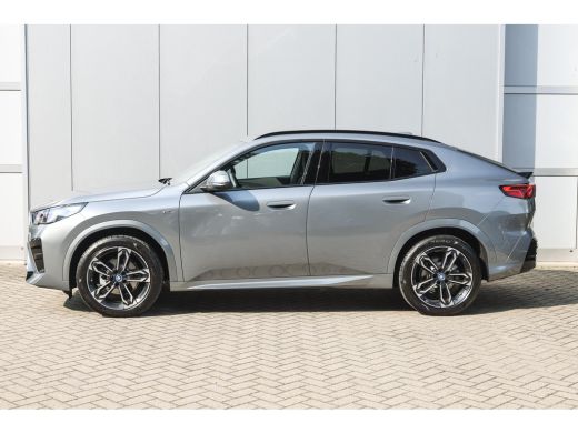 BMW iX2 eDrive20 M Sport / Trekhaak / Sportstoelen / Achteruitrijcamera / M Adaptief onderstel / Comfort ... ActivLease financial lease
