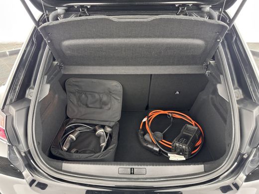 Peugeot e-208 EV Allure 50 kWh {SOH-93%} (INCL-BTW) Aut.*LEATHER-FABRIC | DIGI-COCKPIT | CARPLAY | LANE-ASSIST ... ActivLease financial lease