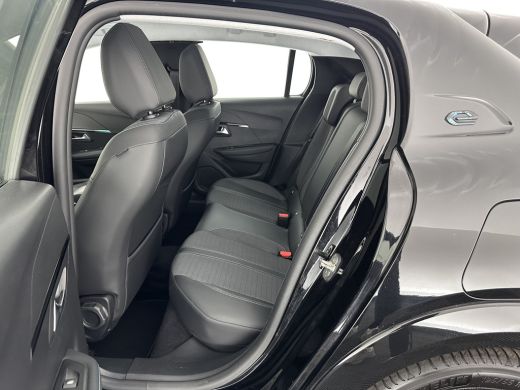 Peugeot e-208 EV Allure 50 kWh {SOH-93%} (INCL-BTW) Aut.*LEATHER-FABRIC | DIGI-COCKPIT | CARPLAY | LANE-ASSIST ... ActivLease financial lease