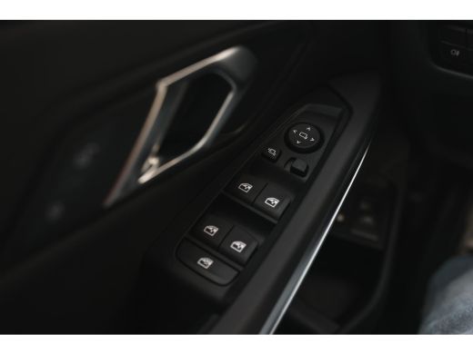 BMW 3 Serie Touring 330e High Executive M Sport Automaat / Panoramadak / Trekhaak / Sportstoelen / Comfort Ac... ActivLease financial lease