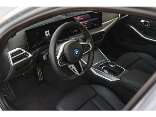 BMW 3 Serie Touring 330e High Executive M Sport Automaat / Panoramadak / Trekhaak / Sportstoelen / Comfort Ac... ActivLease financial lease